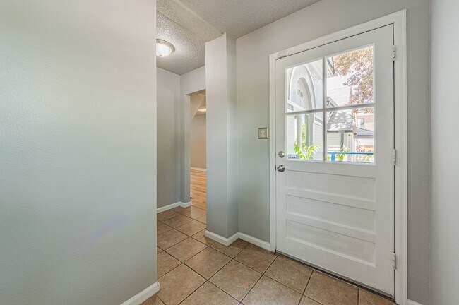 Building Photo - Lovely Home in Cole/Hyde Park Neighborhood!