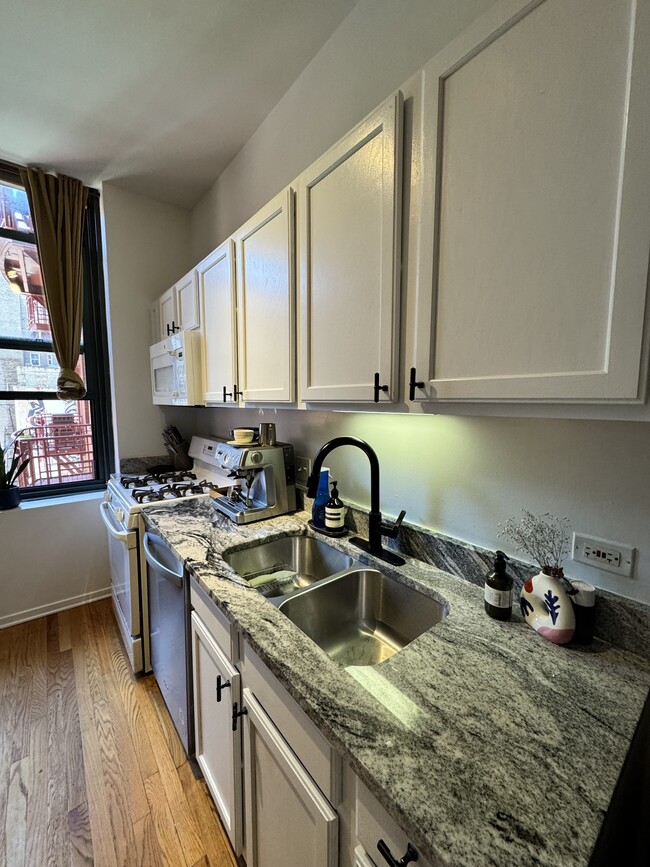 Photo - 208 W Washington St Townhome