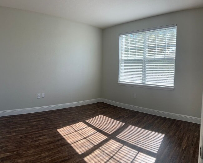 Foto del edificio - LARGEST 2 BEDROOM APT CORAL SPRINGS  Rustic Reclaimed Oak Wood Like Flooring