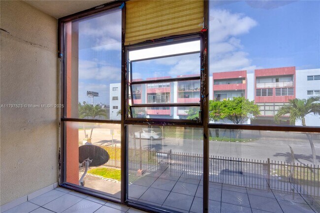 Foto del edificio - 6095 W 19th Ave