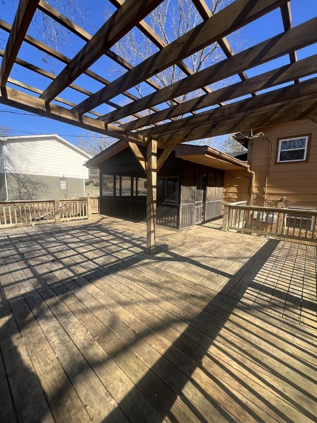 Building Photo - Charming 3 Bed, 1.5 Bath Rental Home on St...