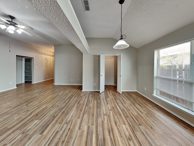 Foto del edificio - 7413 Ranger Way