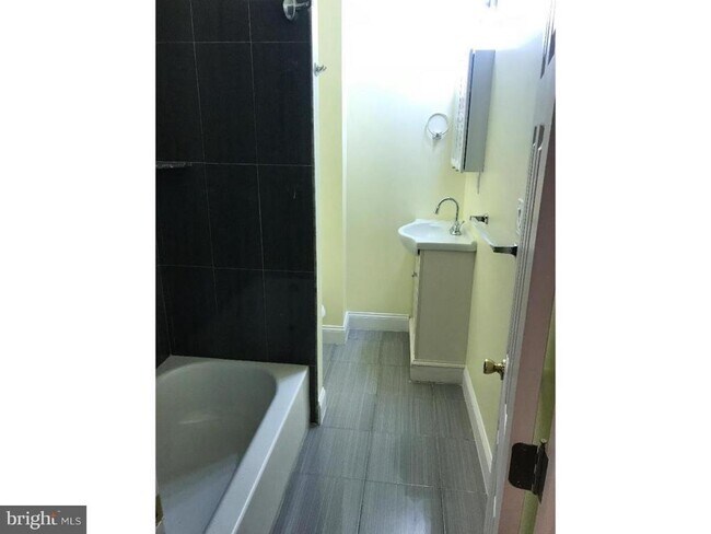 Foto del edificio - 1427 W Girard Ave
