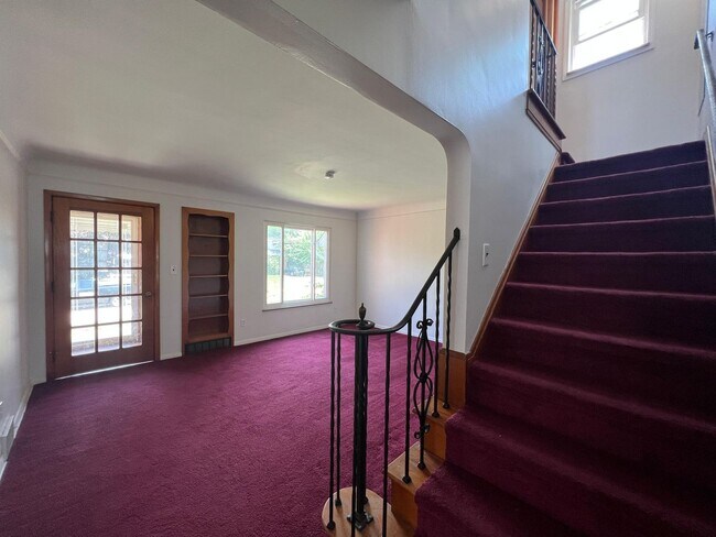 Foto del edificio - Charming Euclid Home with Spacious Layout