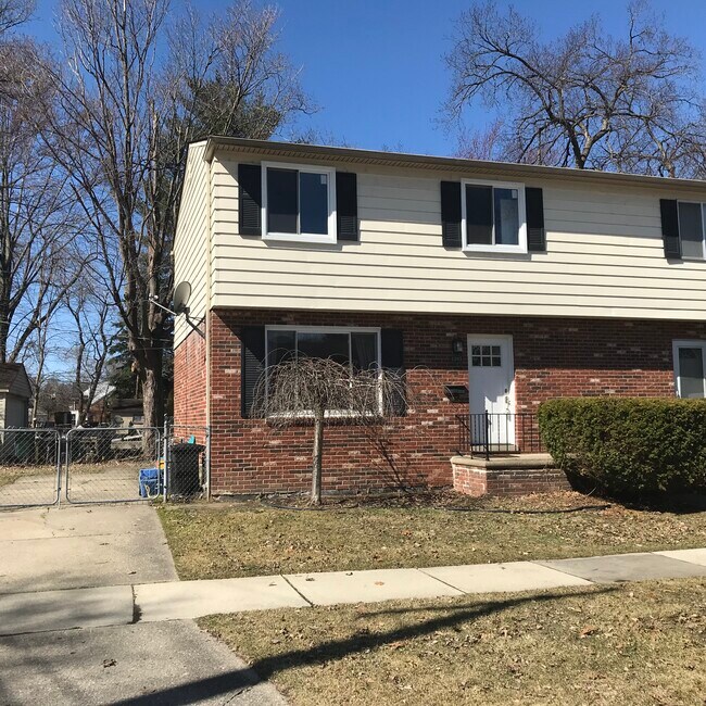 Building Photo - 1305 Catalpa Dr