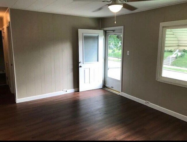 Building Photo - HOUSE...3 Bed 1 Bath