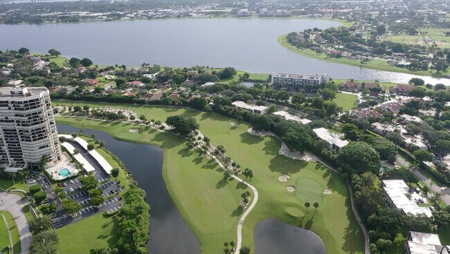 Foto del edificio - 1739 Embassy Dr