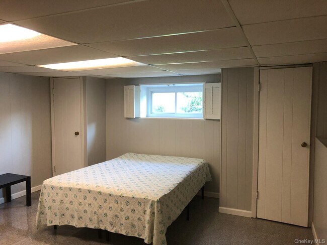 Building Photo - 8 Stonehenge Ln