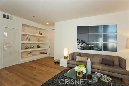 Foto del edificio - 8811 Burton Way