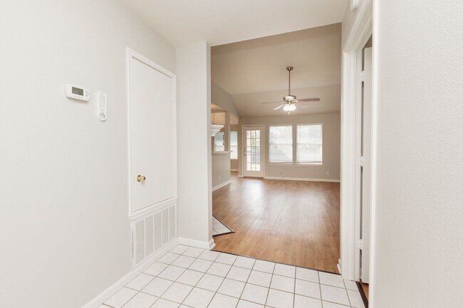 Foto del edificio - 704 Red River Ln