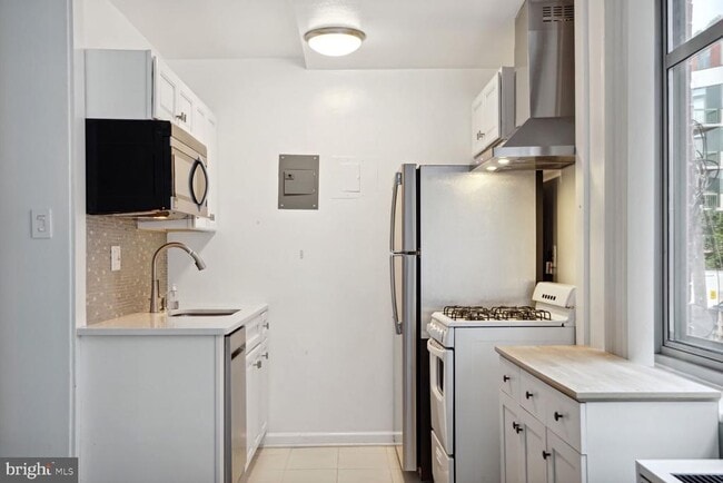 Building Photo - 940 25th St NW