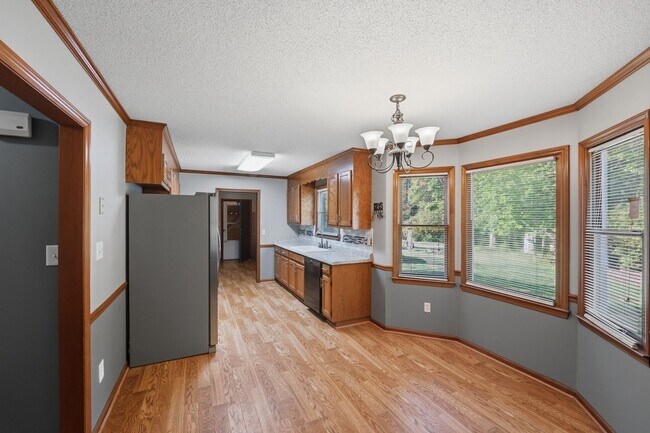 Foto del edificio - Spacious 4BR with Beautiful Backyard Retreat!