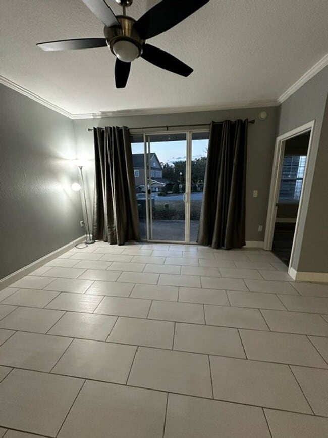 Foto del edificio - RESORT STYLE LIVING at the Barrington Park Condos!- Beautifully update 2/2 on Ground Floor!
