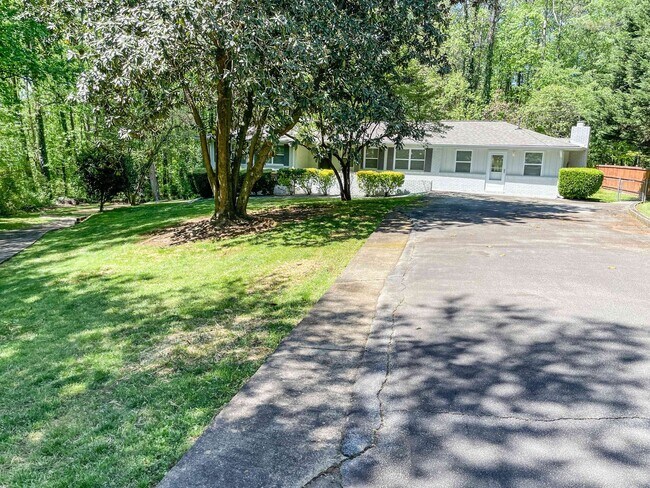 Foto del edificio - Renovated 3BR Brick Ranch - East Cobb