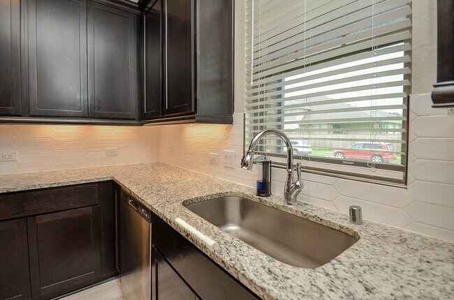 Building Photo - 6807 Vista Ledge Dr