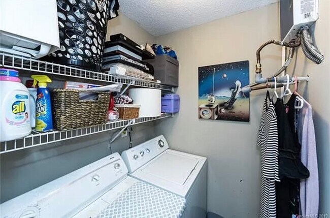 Foto del edificio - 6145 Meadow Rose Ln Apt K