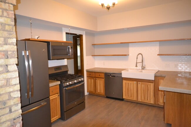 Renovated spacious kitchen - 400 College Ave SE