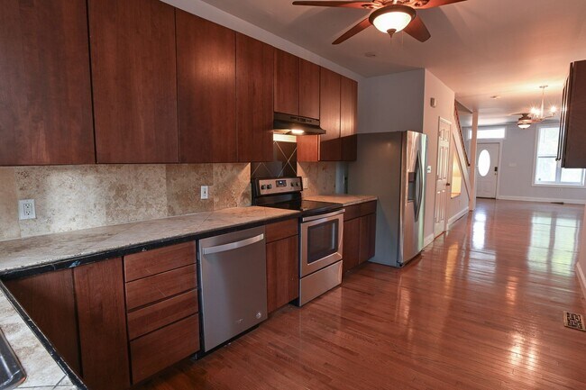 Foto del edificio - Spacious 3 Bedroom on Harris