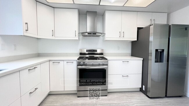 Building Photo - Beautifully 3BR Townhome with Huge Loft St...