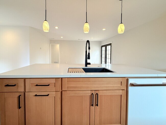 Foto del edificio - Modern 3-Bedroom Home with Private Yard in...