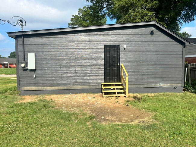 Building Photo - 1850 Davis Cir
