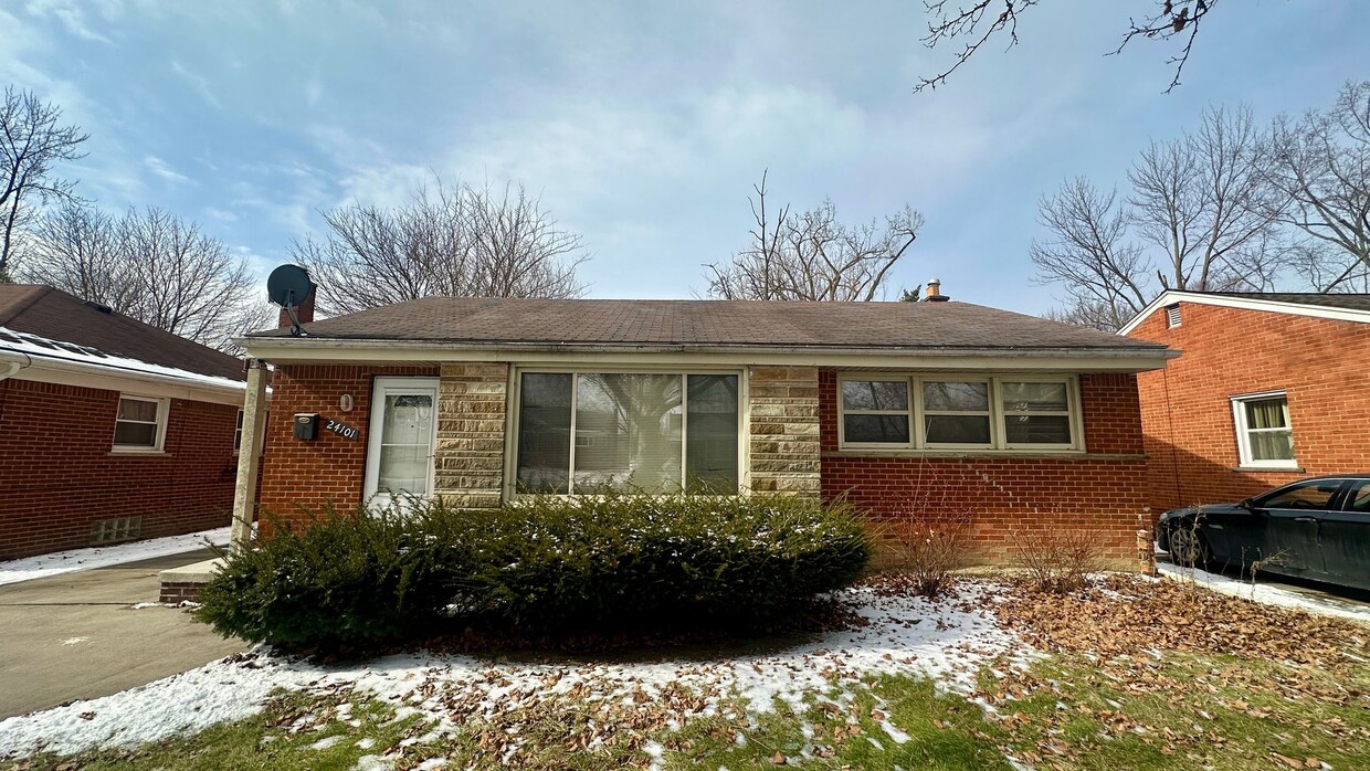 Foto principal - Three Bedroom Brick Ranch in Oak Park with...