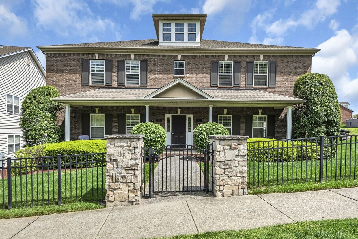 Primary Photo - 2 bed, 2 full bath Townhome. PRIME locatio...