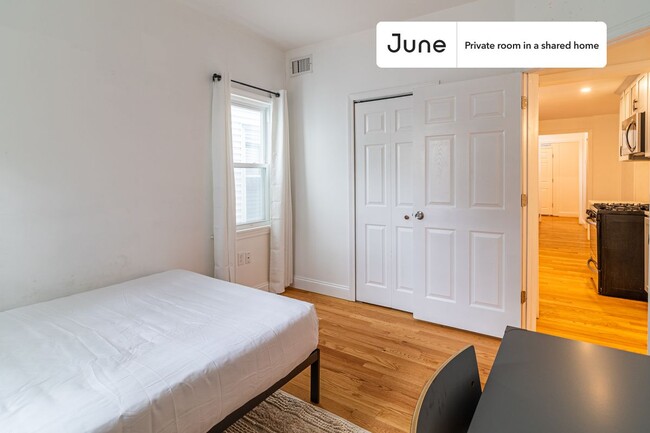 Building Photo - Private bedroom in 6 bed/2 bath Home