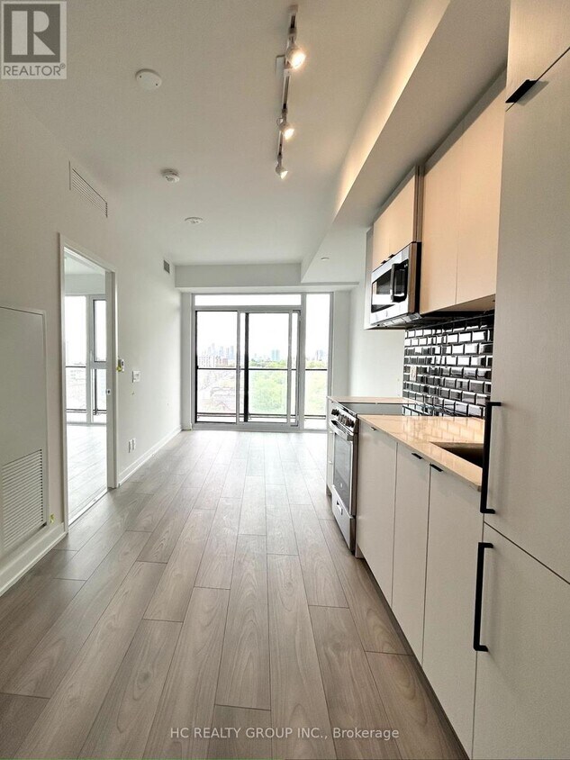 Primary Photo - 285-285 Dufferin St