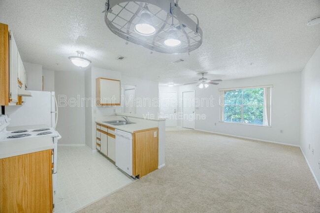 Foto del edificio - 974 Leeward Pl