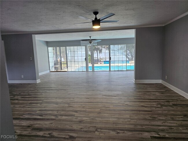 Foto del edificio - 3933 E River Dr