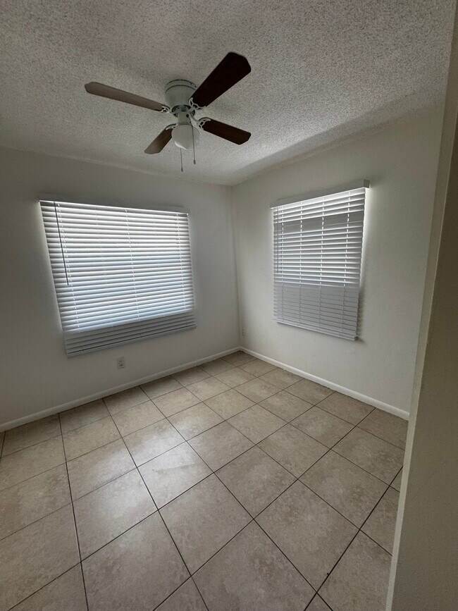 Foto del edificio - 380 W 22nd Ct