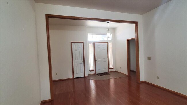 Building Photo - 400 Amanda Dr