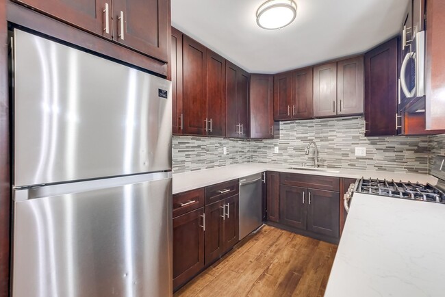 Interior Photo - 629 - 633 W. Hyde Park Blvd