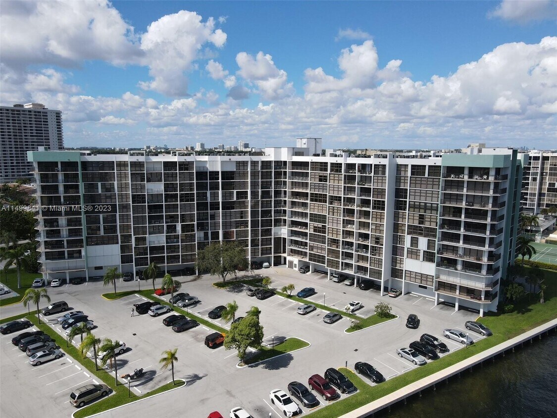 Foto principal - 400 Leslie Dr