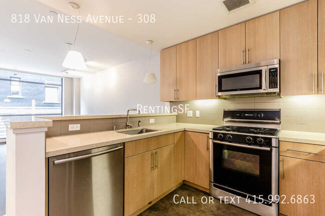 Building Photo - 1 BR plus 2nd BR / Den with 2 Full Bathrooms