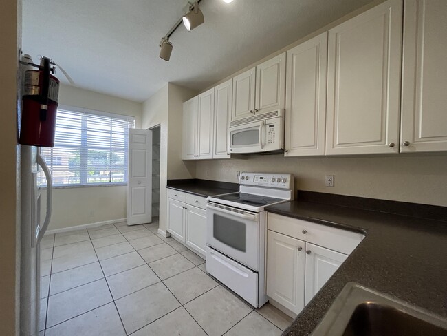 Building Photo - 1751 NE 6th St