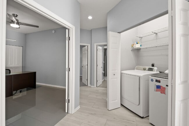 Foto del edificio - "Spacious 3-Bed, 2-Bath Condo Retreat in Vibrant Saint Petersburg – 1,445 Sq Ft of Comfort!"