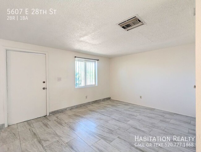 Building Photo - 2Bed/1Bath w/ large enclosed yard, near DM...
