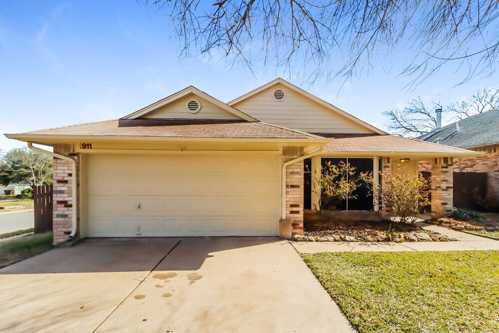 Foto principal - 911 Saunders Dr