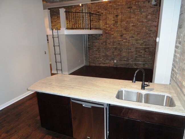 Building Photo - 2101 N Hoyne Ave