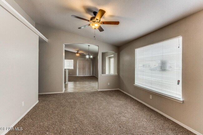 Building Photo - 814 Desert Silver Dr