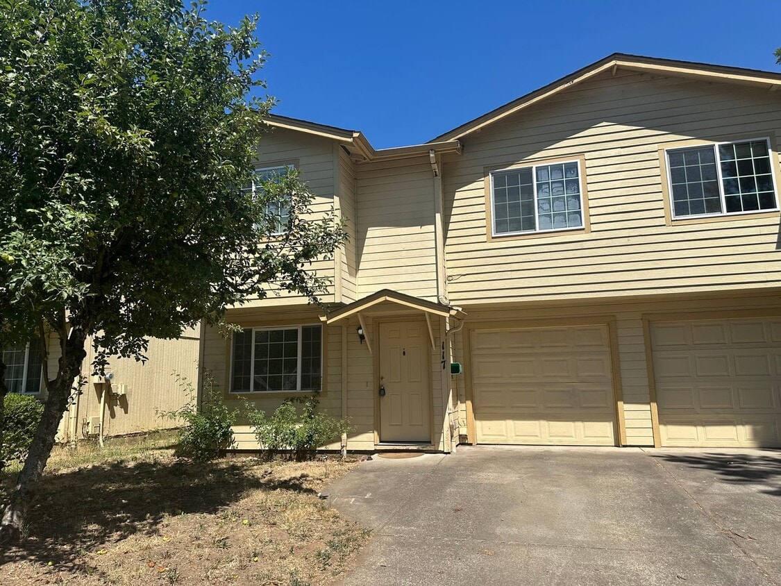 Primary Photo - Freshly updated 3 bedroom 2 bathroom duple...
