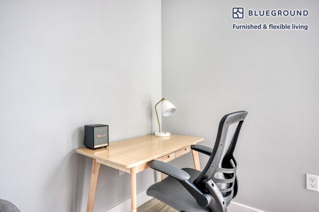 Foto del edificio - 230 W 3rd St