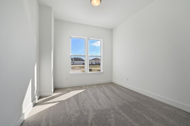 Building Photo - 4 bedroom 3 bath house in the beautiful Wo...