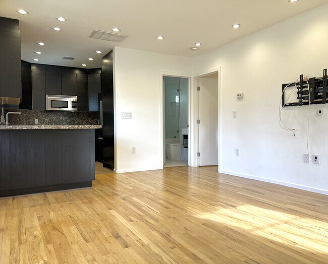 Living Area / Open Floor Plan - 1236 Devon Ave