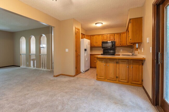 Foto del edificio - 6012 Fleetwood Dr