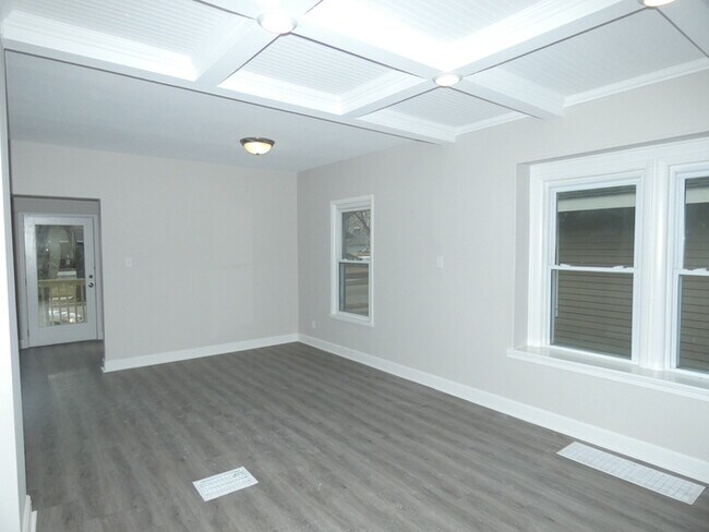 Foto del edificio - Hot Area-All redone-North Kansas City Home