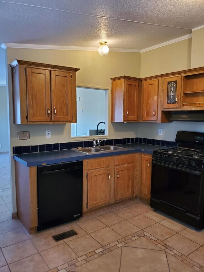 Building Photo - 612 Los Arboles Ave NW