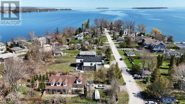 Photo du bâtiment - 992 Little Cedar Ave